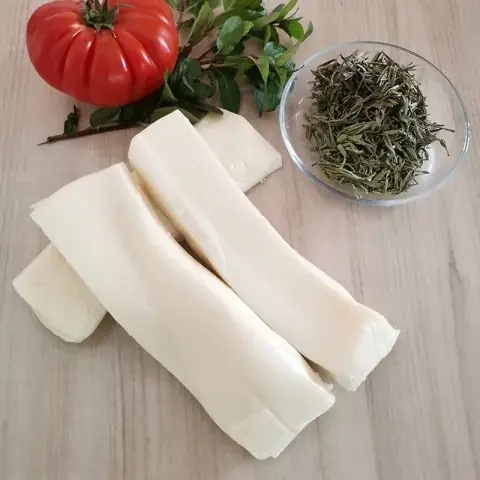 Tel tel ayrılan Diyarbakır dil peyniri ve domates ve yeşillik sunumu