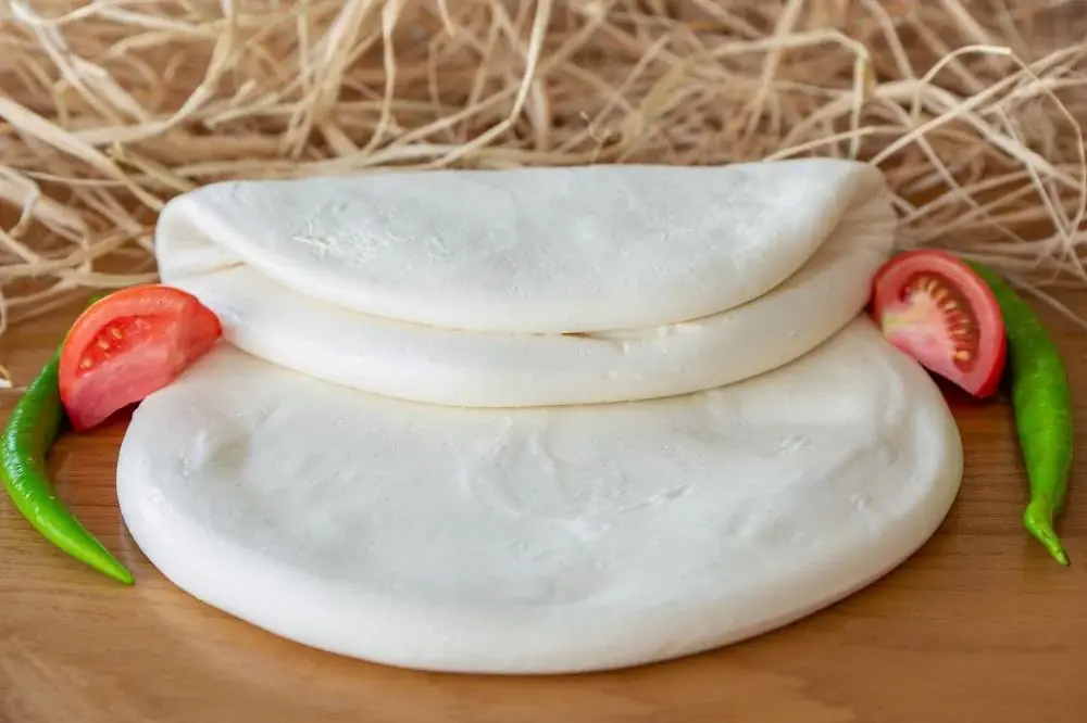 İnce ve esnek yapıya sahip Diyarbakır lavaş peyniri ve yeşil biber ve domates dilimleri ile sunulmuş