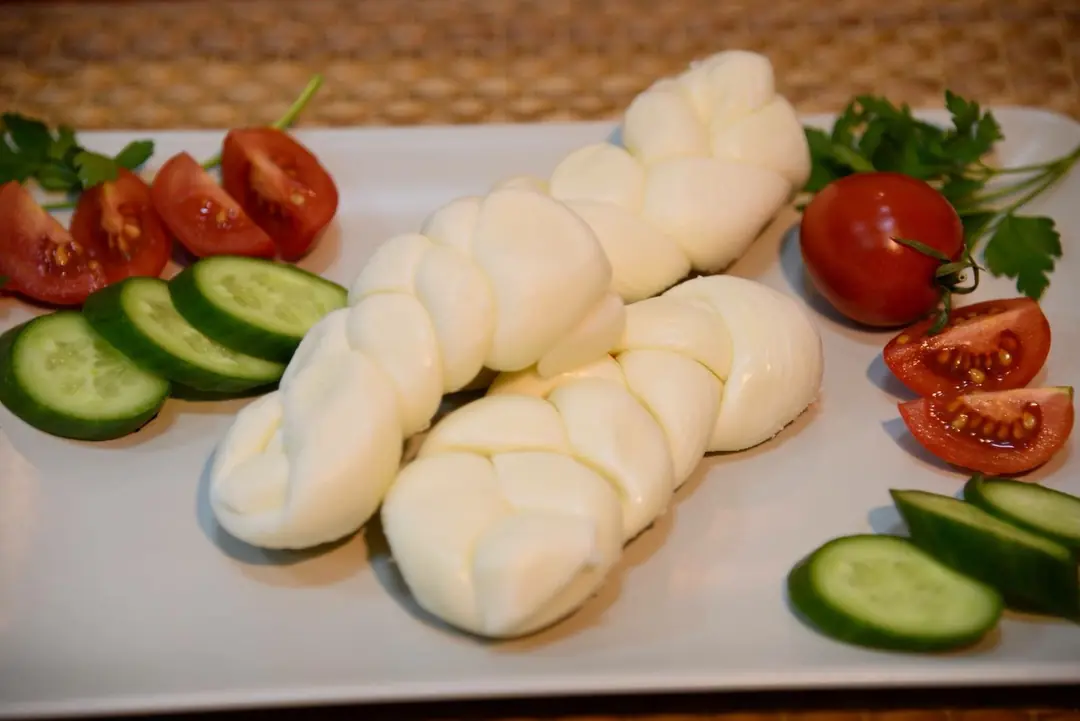 Diyarbakır örgü peyniri ve kahvaltı sunumu