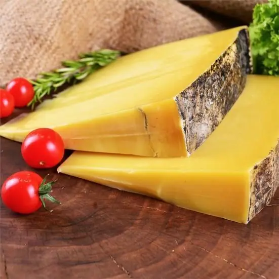 Olgunlaştırılmış sert yapılı Kars eski kaşar peyniri ve sunumu