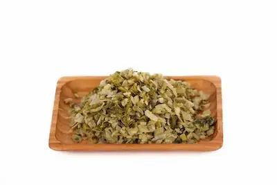 Ahşap tabak üzerinde Van otlu peynir yapımında kullanılan doğal yöresel otlar, sirmo, heliz ve mendik otlarıyla hazırlanan karışım