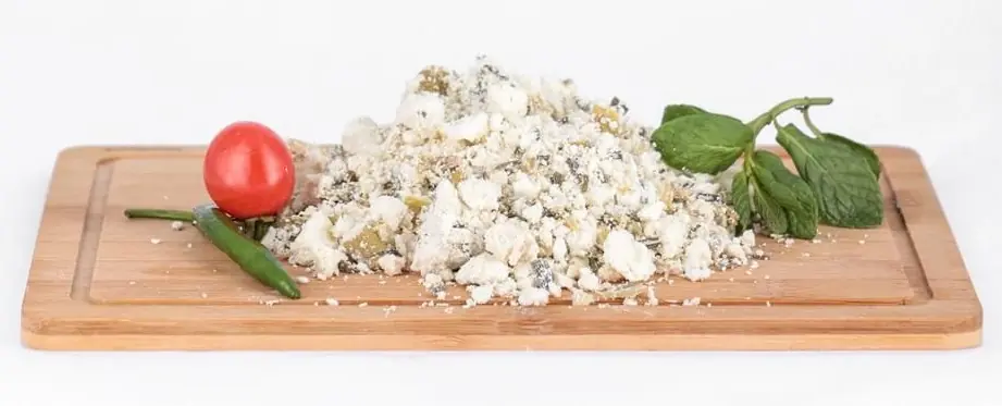 Van böreklik otlu peynir ile hazırlanmış börek ve geleneksel sunum