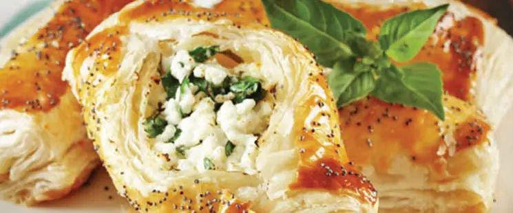 Van otlu peyniri kullanılarak hazırlanmış börekler, geleneksel yöresel tarifle yapılmış sıcak ve lezzetli börek sunumu