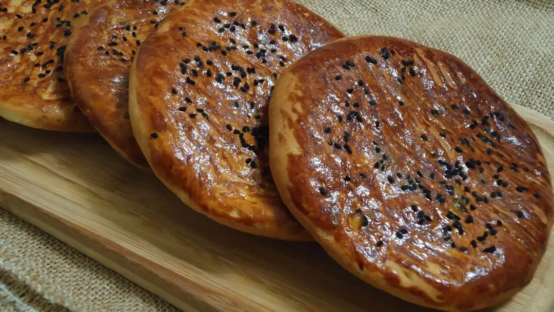 Ahşap tabağin içinde van çöreği