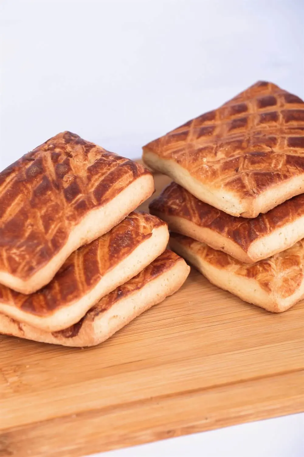 Van kesme çörek, ahşap tabağın içinde sunulmuş.