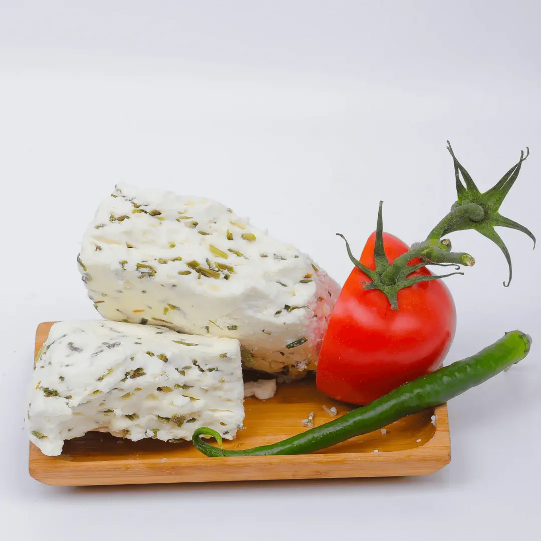 Doğal otlar ile hazırlanmış geleneksel Van otlu peynir ve kesilmiş domates ve biber sunumu