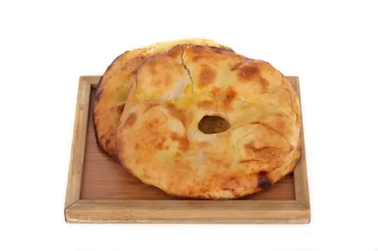 Van sütlü çörek  ahşap tabağın içinde sunumu