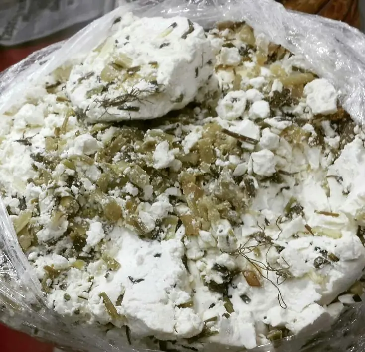 Van taze otlu peynir dilimleri doğal ve yöresel sunumuyla